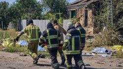 Le conseguenze degli attacchi russi nei giorni scorsi a Pechenihy, nella regione di Kharkiv
