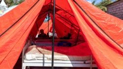 Пацыенты атрымліваюць дапамогу ў намёце каля шпіталя ў Рутэнгу пасля землятрусу