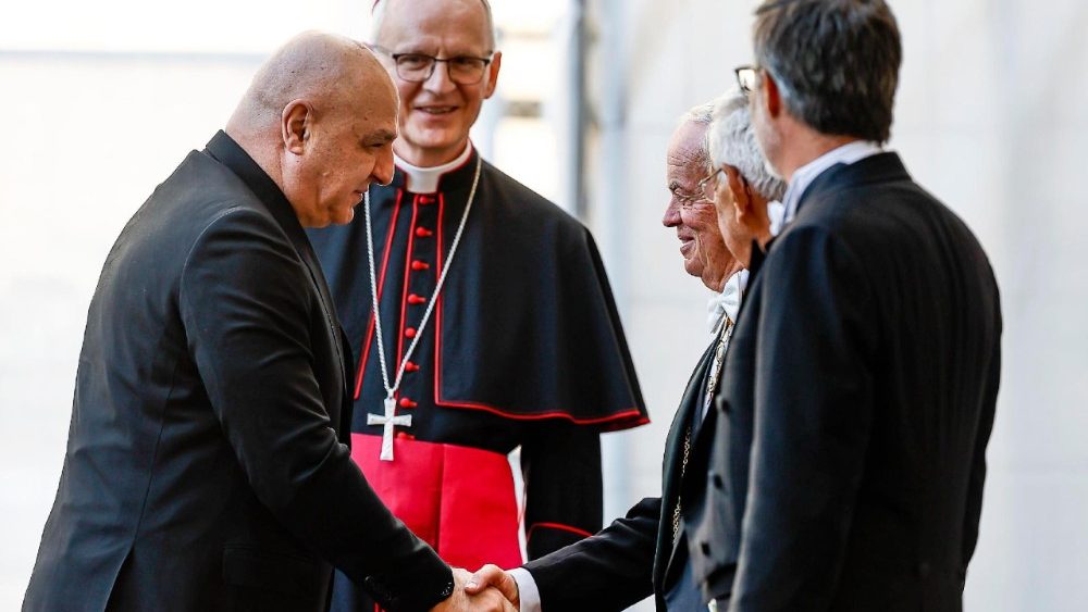 O presidente libanês Joseph Aoun chega ao Pátio de São Dâmaso para um encontro com o Papa Leão XIV, na Cidade do Vaticano, em 20 de agosto de 2026. ANSA/ANGELO CARCONI