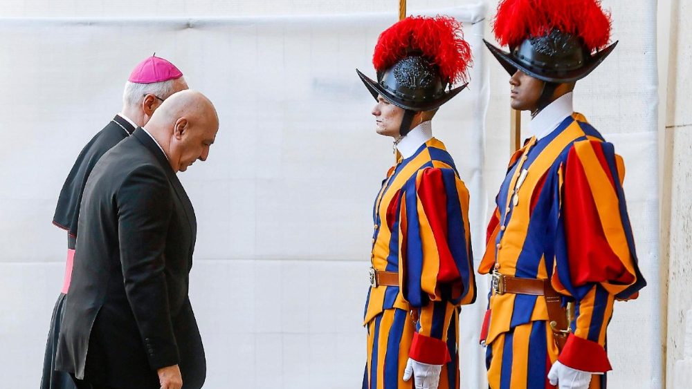 O presidente libanês Joseph Aoun chega ao Pátio de São Dâmaso para um encontro com o Papa Leão XIV, na Cidade do Vaticano, em 20 de agosto de 2026. ANSA/ANGELO CARCONI