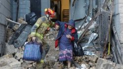 Um socorrista ajuda uma moradora local no local de um ataque com mísseis russos a uma área residencial em Kiev, Ucrânia, em 20 de agosto de 2026, em meio à invasão russa. Pelo menos 14 pessoas morreram e mais de 40 ficaram feridas em um ataque combinado russo em larga escala, realizado durante a noite com drones e mísseis de diferentes tipos, contra Kiev e a região, segundo o Serviço Estatal de Emergência da Ucrânia (SES). EPA/SERGEY DOLZHENKO