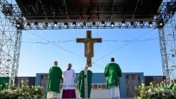 Papa celebra la messa al porto di Rimini