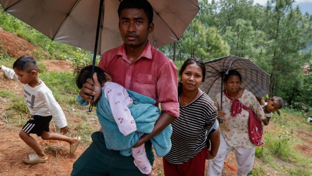 Pessoas se deslocam para um local mais seguro após mais um alerta de inundação repentina no distrito de Nuwakot, Nepal, em 28 de agosto de 2026. Mais de 460 pessoas morreram e centenas continuam desaparecidas no norte do Nepal depois que uma possível avalanche provocou inundações repentinas e deslizamentos de terra ao longo dos rios Bhotekoshi e Trishuli, perto da fronteira entre o Nepal e o Tibete, causando destruição generalizada de assentamentos e infraestrutura, segundo autoridades locais. EPA/NARENDRA SHRESTHA