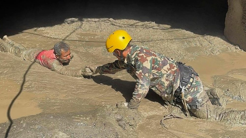 Uma foto divulgada pelo Exército do Nepal mostra militares resgatando sobreviventes de um túnel de uma usina hidrelétrica após enchentes repentinas no distrito de Rasuwa, Nepal, em 28 de agosto de 2026 (divulgada em 29 de agosto de 2026). EPA/Foto divulgada pelo Exército do Nepal