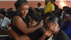 I parenti delle vittime piangono i propri cari dopo il massacro avvenuto a Kenscoff