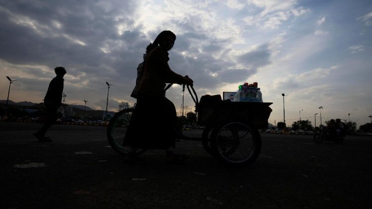 La popolazione yemenita in fuga all'alba per sfuggire agli scontri