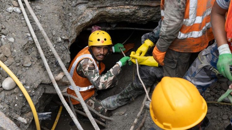 Nepal, il salvataggio di due superstiti