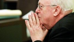 Kardinal Danneels bei einer Anhörung zum Thema Kindesmissbrauch vor der Kommission des belgischen Parlamentes in Brüssel (Archivbild) 