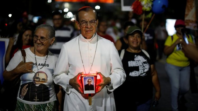 El cardenal en la caminata