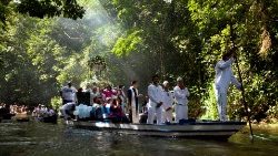 Pèlerins en procession fluviale sur la rivière du Caraparu dans la jungle amazonienne du Brésil pour accompagner une statue de l'Immaculée Conception, le 8 décembre 2012. 