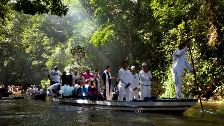 Pèlerins en procession fluviale sur la rivière du Caraparu dans la jungle amazonienne du Brésil pour accompagner une statue de l'Immaculée Conception, le 8 décembre 2012. 