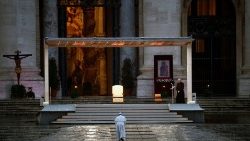 27 marca 2020 roku Papież samotnie modlił się za świat na Placu Św. Piotra