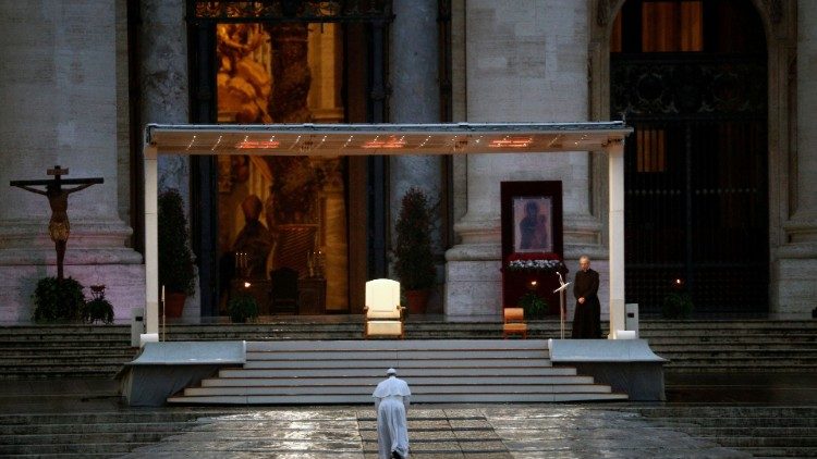 27 marca 2020 roku Papież samotnie modlił się za świat na Placu Św. Piotra