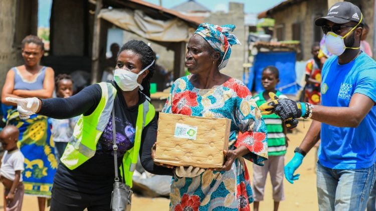 உணவுப்பொருள்களைப் பெற்றுச்செல்லும் நைஜீரியா மக்கள் 