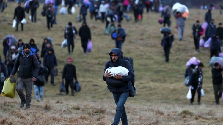 Migranten auf dem freien Feld in Nähe des Camps