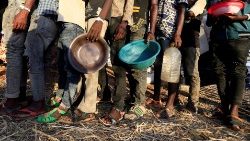 टिग्रे के उमराकोबा कैम्प में खाना लेने के लिए लाइन में लगे इथियोपिया में आंतरिक रुप से विस्थापित लोग