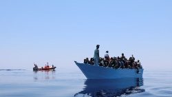 Una barca carica di migranti nel Mediterraneo centrale - foto archivio