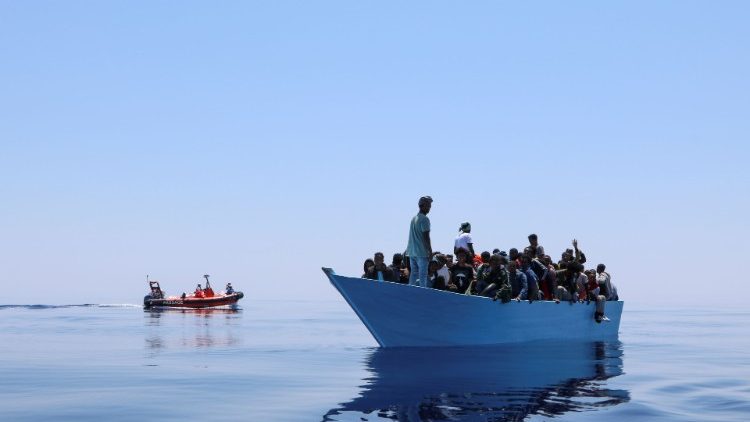 Una barca carica di migranti nel Mediterraneo centrale - foto archivio