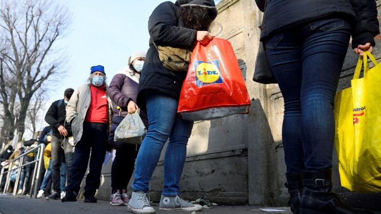 ಇಟಲಿಯಲ್ಲಿ ಬಡ ಮತ್ತು ಅಂಚಿನಲ್ಲಿರುವ ವ್ಯಕ್ತಿಯ ಛಾಯಾಚಿತ್ರ