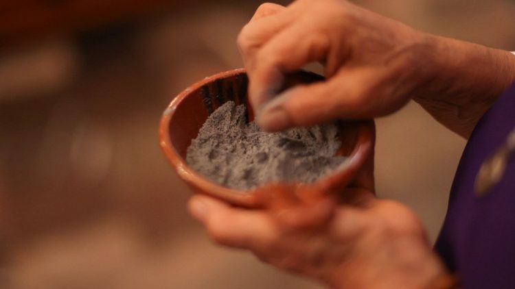 தவக்காலத்தின் துவக்கத்தைக் குறிக்கும் சாம்பல் புதன்