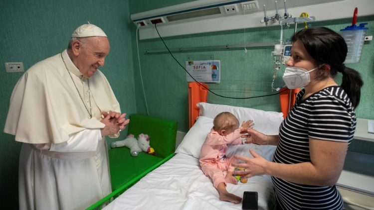 Papież Franciszek odwiedzający ukraińskich pacjentów w szpitalu Dzieciątka Jezus, 19 marzec 2022 r.