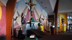 Une religieuse prépare la venue du Pape François au Canada en 2022. 