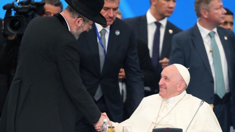 Oberrabbiner David Lau (l.) letztes Jahr mit dem Papst in Kasachstan