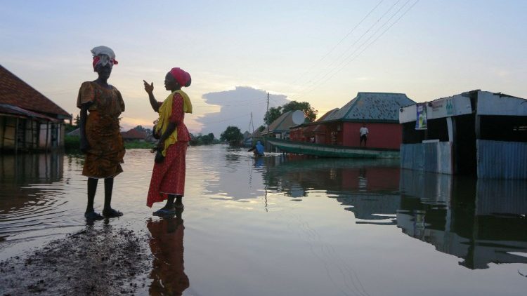 Women wait for a canoe