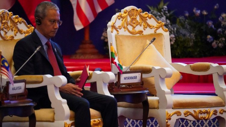 Southeast Asian leaders attend the ASEAN Summit in Phnom Penh