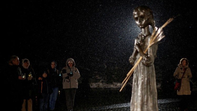  Estátua da 'Memória Amarga da Infância', de Petro Drozdowsky, no complexo do Genocídio Holodomor do Museu Nacional em Kiev, Ucrânia, 25 de novembro de 2023. (Foto: Valentyn Ogirenko)