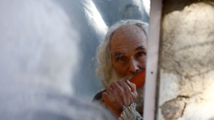 Mann som speiler seg