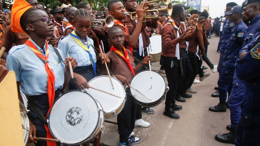 Fotogalerie z papežova příjezdu do Kinshasy