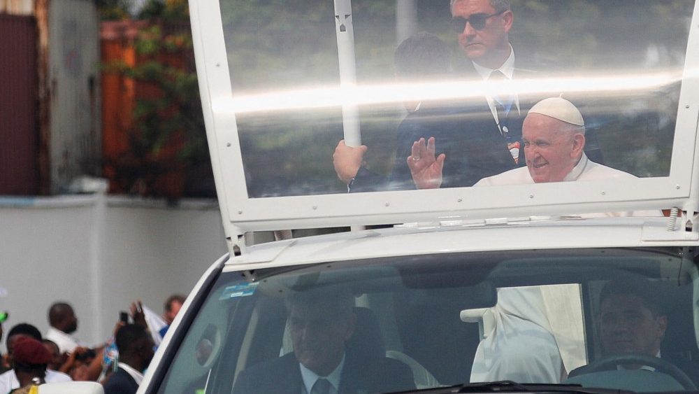 Fotogalerie z papežova příjezdu do Kinshasy