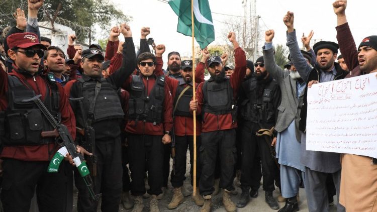 Demonstranten verurteilen den Selbstmordanschlag in einer Moschee von Peschawar vom Montag