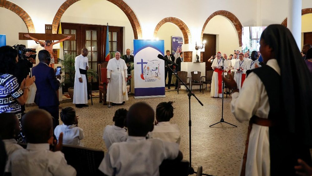 Fotogalerie z papežova setkání s charitativními organizacemi