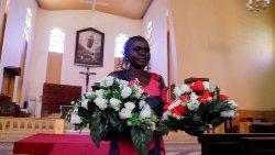 Asunta Santino,anapeleka kupamba maua katika Kanisa Kuu la Mtakatifu Theresa huko Kator, maandalizi ya kumpokea Papa Juba(3-5 Februari 2023)