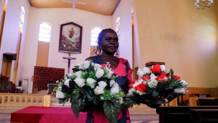 Asunta Santino,anapeleka kupamba maua katika Kanisa Kuu la Mtakatifu Theresa huko Kator, maandalizi ya kumpokea Papa Juba(3-5 Februari 2023)