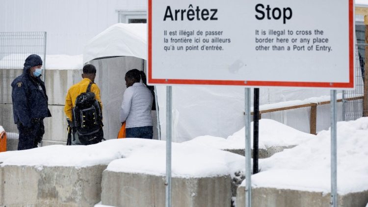 Rifugiati a un posto di frontiera