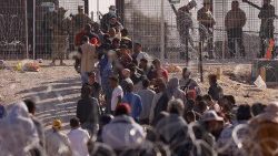 टाइल 42 हटाए जाने के बाद प्रवासी अमेरिका-मेक्सिको सीमा पर एकत्रित हुए