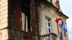 Ratusz w Persan, cześciowo zniszczony w wyniku zamieszek