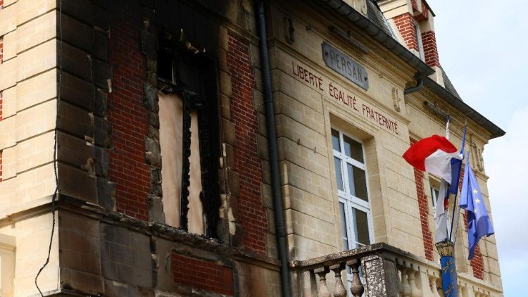 Ratusz w Persan, cześciowo zniszczony w wyniku zamieszek