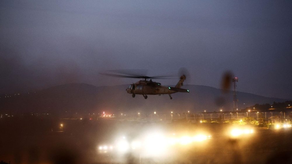 Um helicóptero militar israelense decola perto do campo de refugiados de Jenin, na Cisjordânia ocupada por Israel, em 4 de julho de 2023 (Reuters)