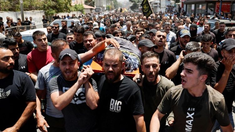 Palästinenser tragen eines der Opfer zu Grabe, das beim israelischen Militäreinsatz gegen Dschenin ums Leben gekommen ist (5.7.2023)