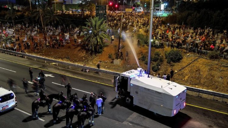 Die Proteste gegen die geplante Justizreform in Israel dauern unverändert an.