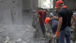 Wolontariusze usuwający gruz po rosyjskim ataku na Odessę, 23 lipca 2023