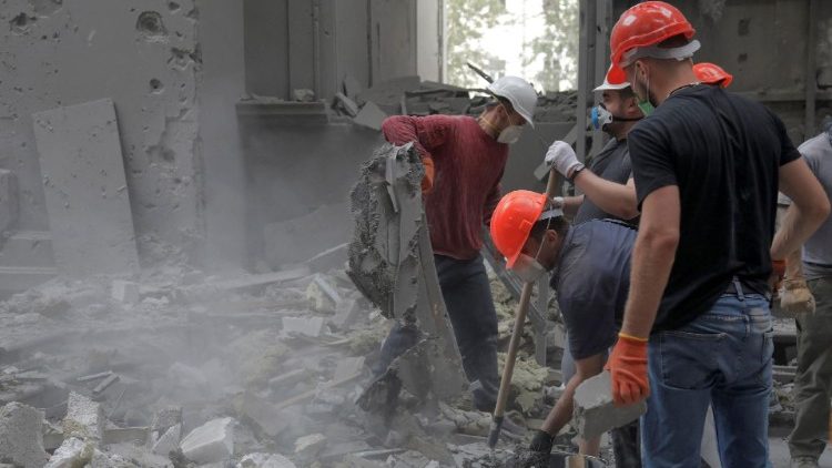 Wolontariusze usuwający gruz po rosyjskim ataku na Odessę, 23 lipca 2023