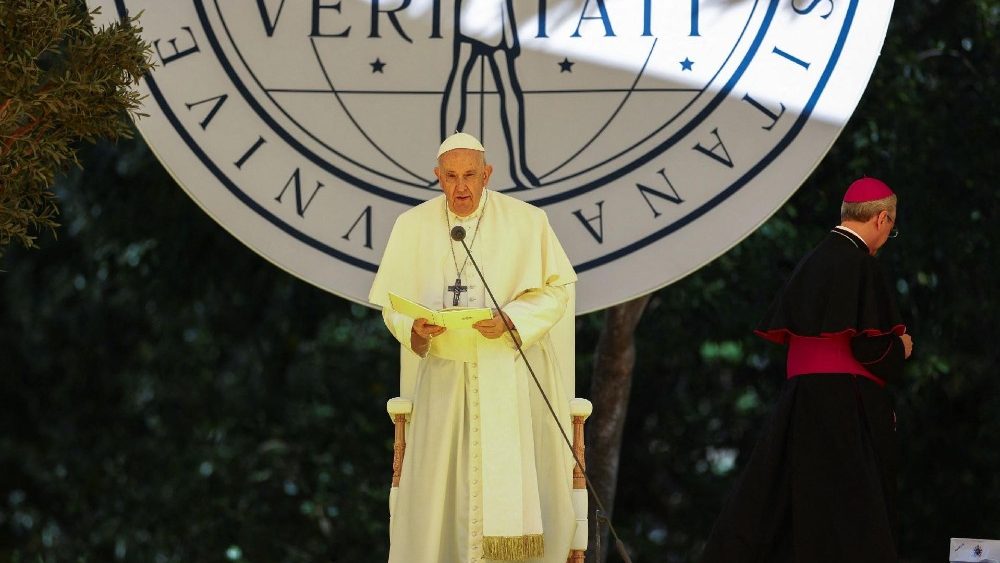 Папа на сустрэчы са студэнтамі Партугальскага Каталіцкага ўніверсітэта