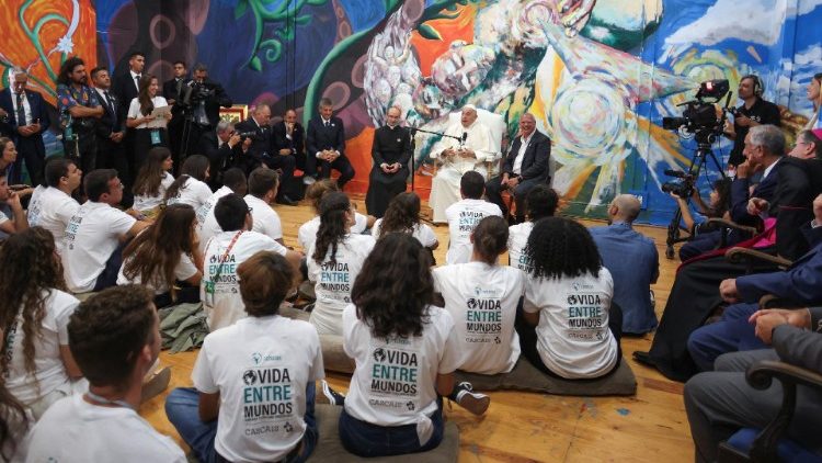 स्कोलास ओकरेंतेस के सदस्यों से मुलाकात करते संत पापा फ्राँसिस 