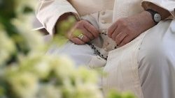 Pápež pri modlitbe ruženca vo Fatime v aug. 2023)