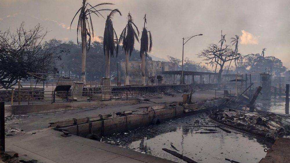 Um barco carbonizado jaz na orla devastada depois que incêndios florestais alimentados pelos ventos de um furacão distante devastaram a cidade de Lahaina, em Maui, Havaí, EUA, em 9 de agosto de 2023. Mason Jarvi/Divulgação via REUTERS